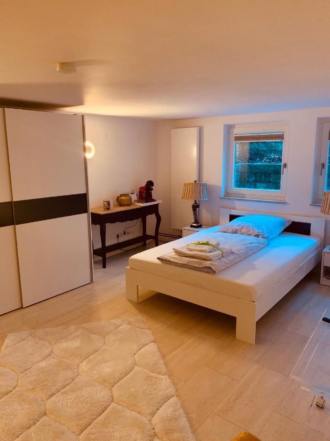 Souterrain Zimmer Mit Separatem Eingang Und Bad Dusseldorf Exterior photo