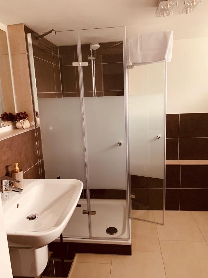 Souterrain Zimmer Mit Separatem Eingang Und Bad Dusseldorf Exterior photo